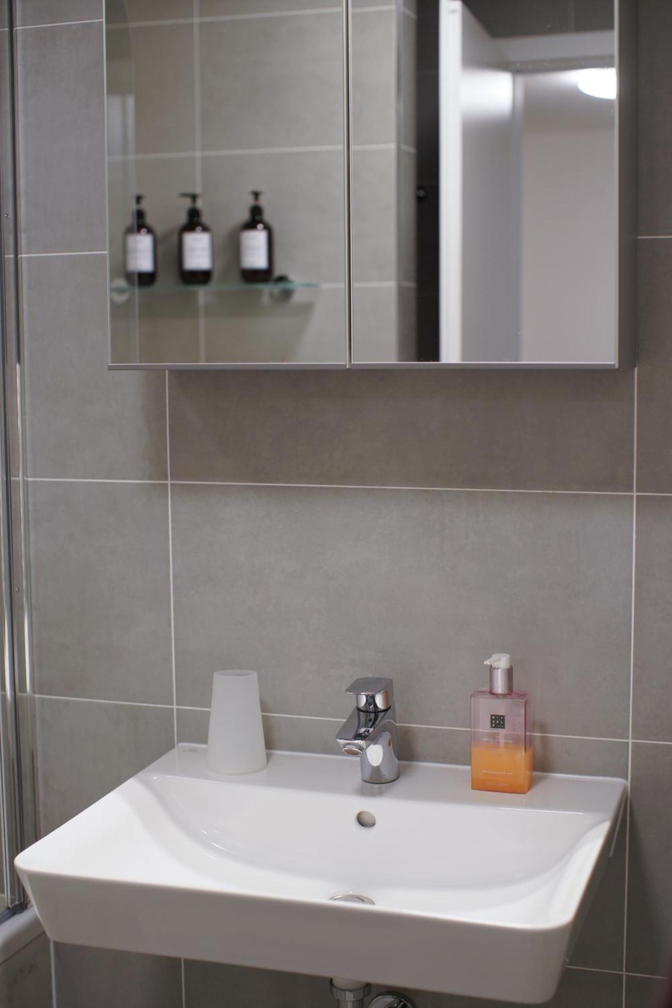 Holesovice Delight: Modern Comfort With A Twist In Prague 7 Praga Exterior foto
